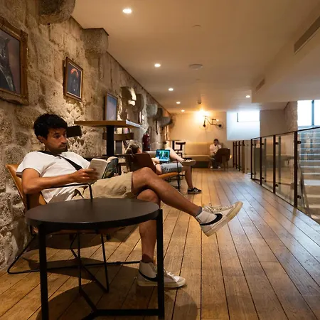 The House Ribeira Hostel