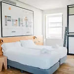 Hostal The House Ribeira *